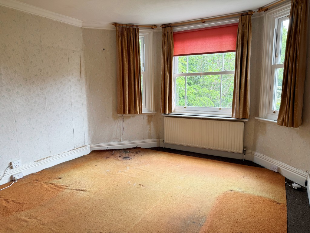 Lot: 64 - DETACHED FREEHOLD PROPERTY WITH THREE VACANT FLATS AND GARAGES - Rear first floor living room with window